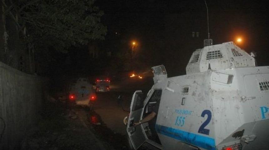 Hakkari&rsquo;de G&ouml;stericilerden Valilik Binasına Havai Fişekli Saldırı