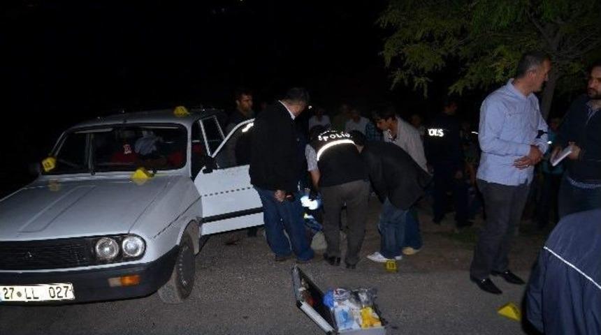 Aracının İ&ccedil;inde Kurşun Yağmuruna Tutulan &Ccedil;ift&ccedil;i &Ouml;ld&uuml;