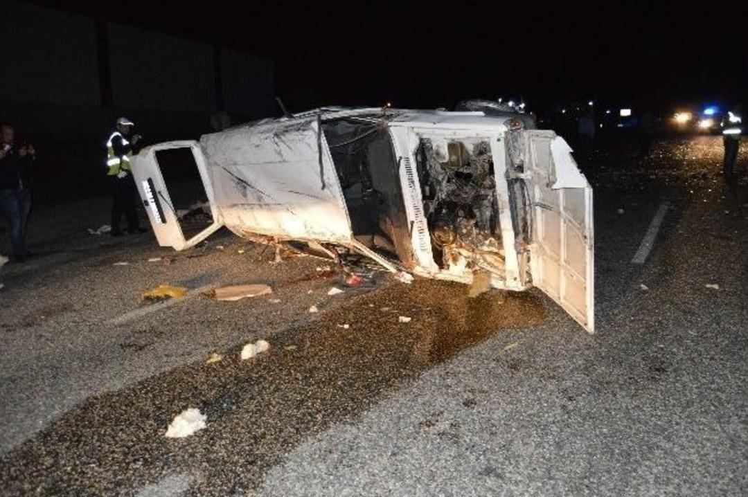 K&ouml;peğe &Ccedil;arpan Otomobil Takla Attı: 5 Yaralı