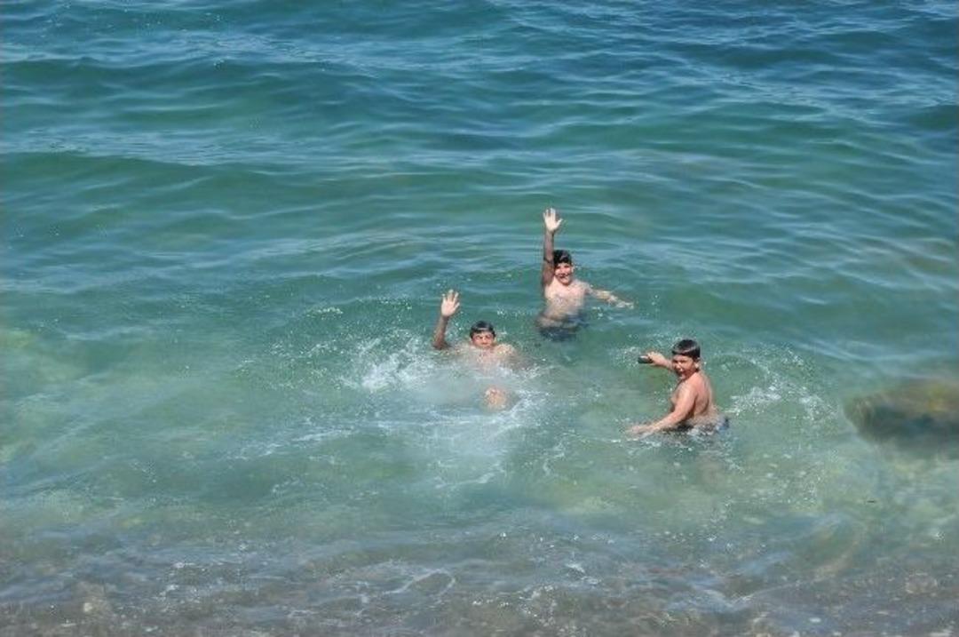 Karadeniz'de Gen&ccedil;ler Deniz Mevsimini A&ccedil;tı