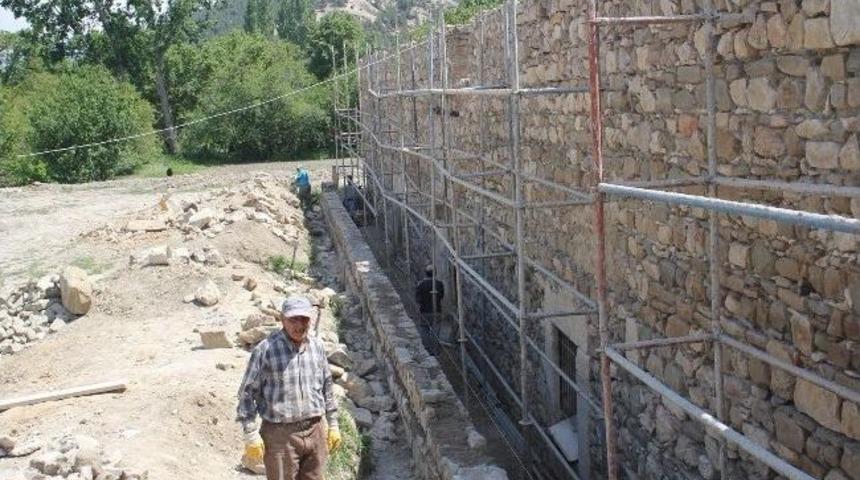 Korkuteli'de Tarihi Alaaddin Cami Restore Ediliyor