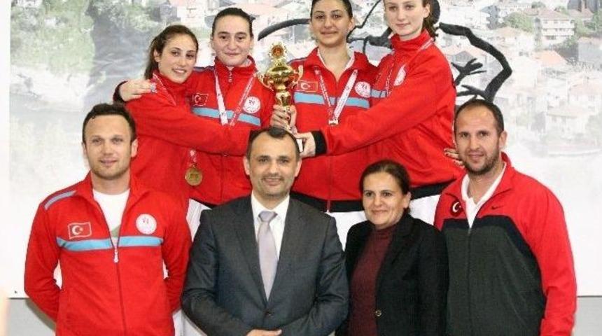 B&uuml;y&uuml;k Bayanlar Karatede En B&uuml;y&uuml;k D&uuml;zce