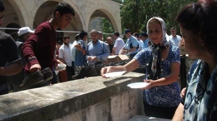 Mhp&rsquo;li Kadınlar Soma Şehitleri İ&ccedil;in Helva Dağıttı