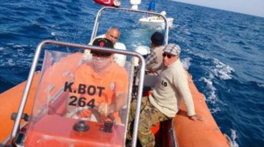 Tekneleri Bozulan &Uuml;&ccedil; Kişi Kurtarıldı