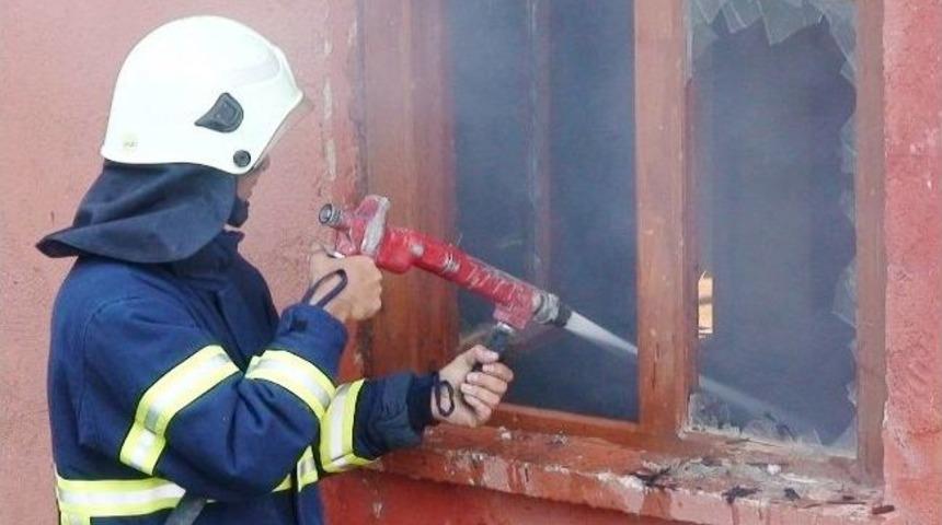 Kullanılmayan Evde &Ccedil;ıkan Yangın Korkuttu