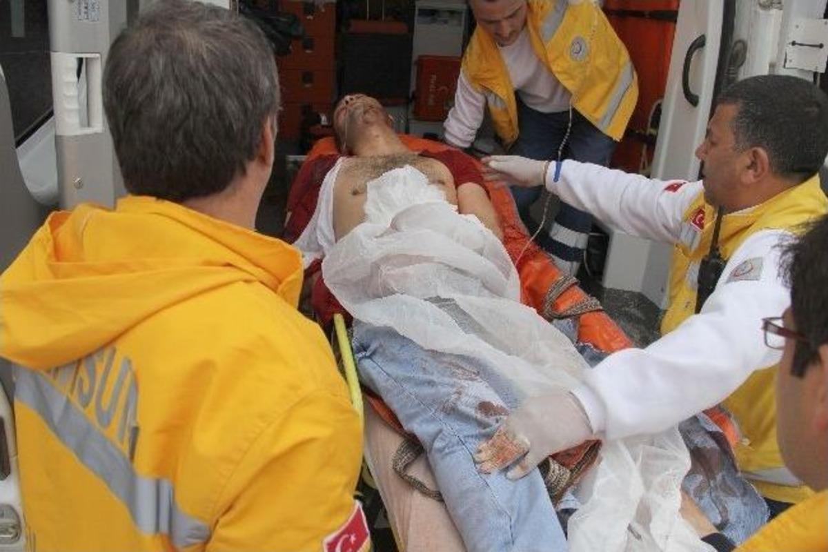 Misafirini Bı&ccedil;akla Ağır Yaraladı