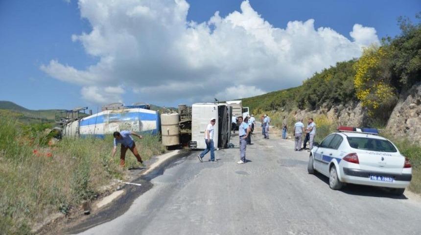 Orhangazi'de Freni Boşalan Beton Mikseri Devrildi: 2 Yaralı
