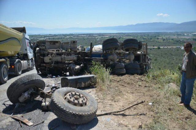 Orhangazi'de Freni Boşalan Beton Mikseri Devrildi: 2 Yaralı