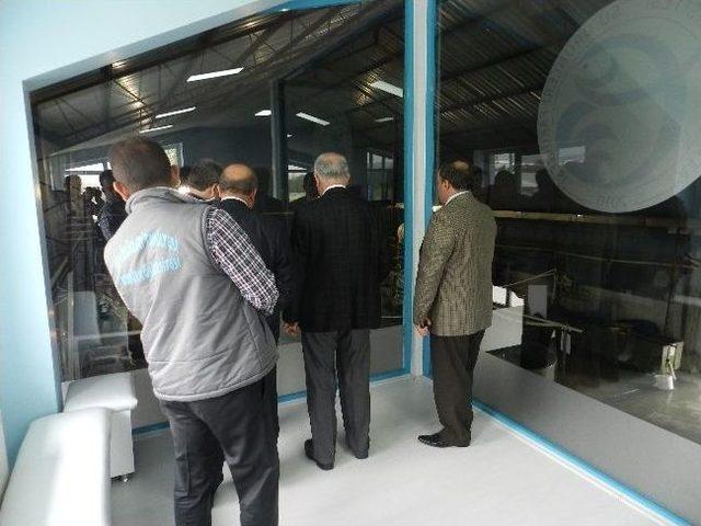 Rekt&ouml;r Ko&ccedil;ak, Su &Uuml;r&uuml;nleri Fak&uuml;ltesini Ziyaret Etti 1