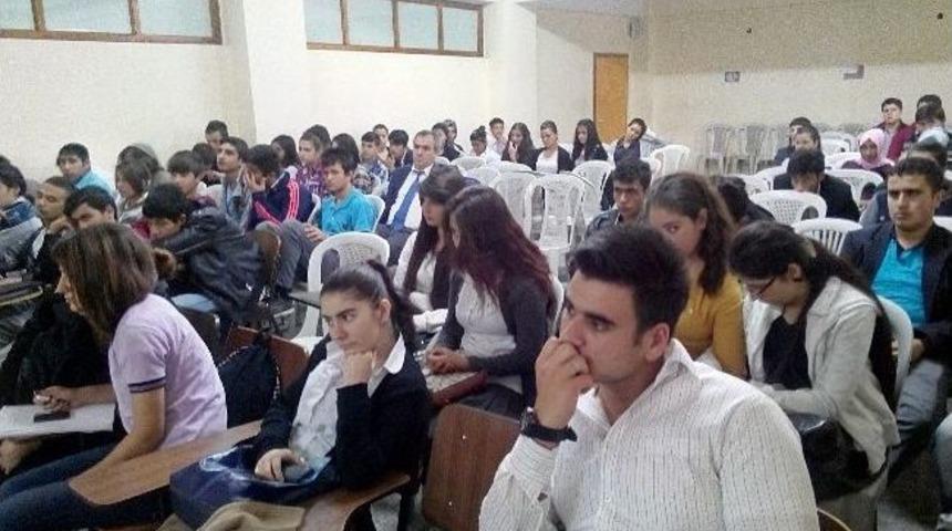 Okullarda İnsan Hakları Eğitimi Devam Ediyor