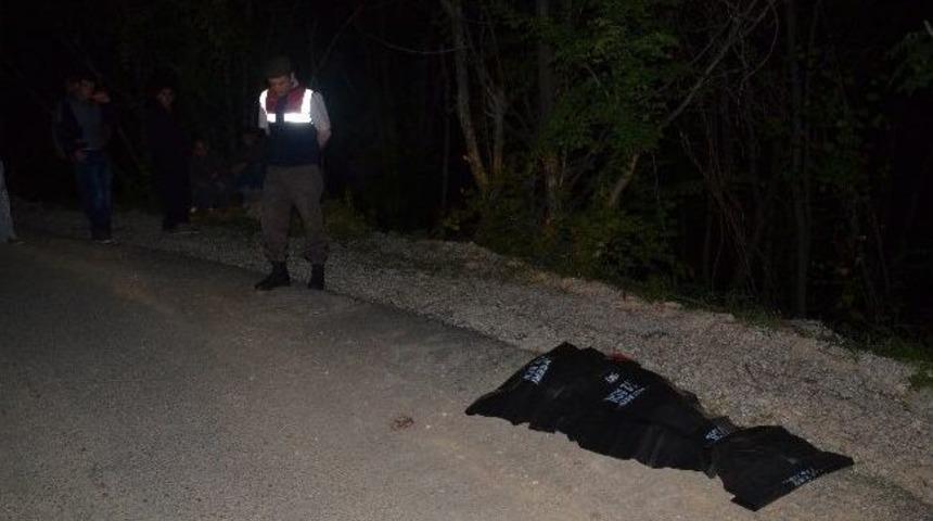 Atv Aracı U&ccedil;uruma Yuvarlandı: 1 &Ouml;l&uuml;, 4 Yaralı