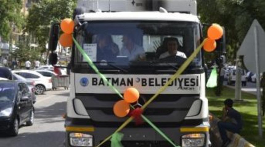 Batman Belediyesi Gerc&uuml;ş&rsquo;e &Ccedil;&ouml;p Aracı G&ouml;nderdi