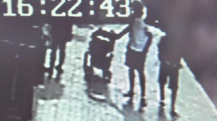 Bebek Arabasında Asılı Çantayı Çaldılar