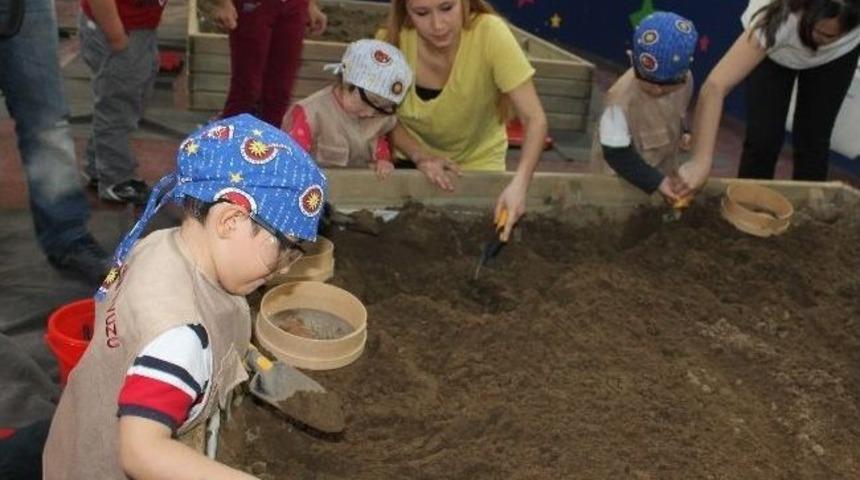 K&uuml;&ccedil;&uuml;k Erkeologlar