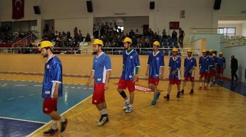 Basketbolcular Ma&ccedil;a Baretle &Ccedil;ıktı