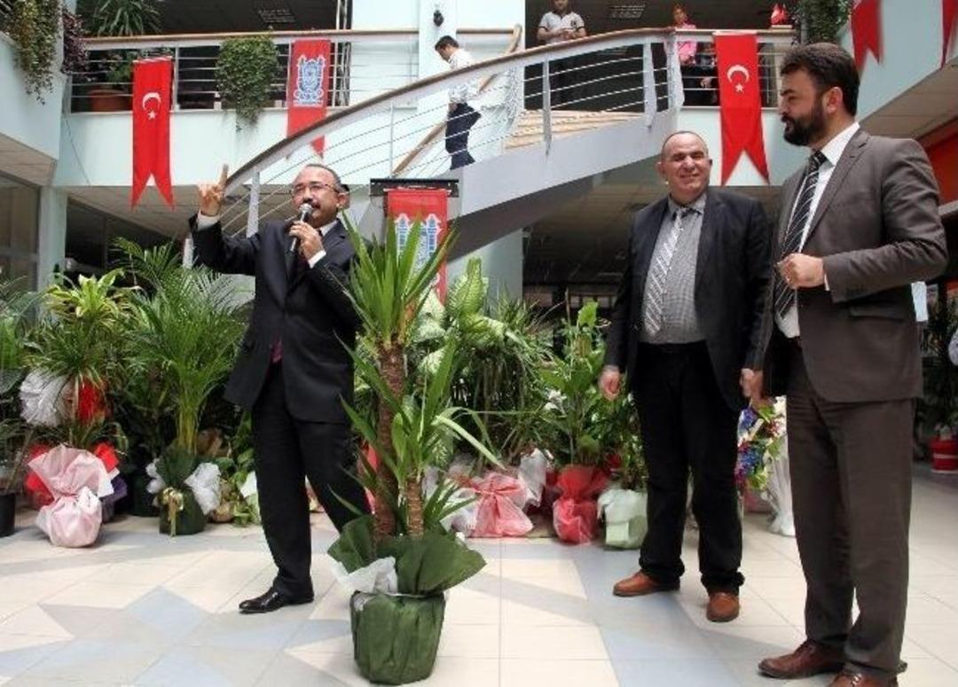 Yeni Başkan Kendisine Getirilen &Ccedil;i&ccedil;ekleri Soma İ&ccedil;in Satışa &Ccedil;ıkardı