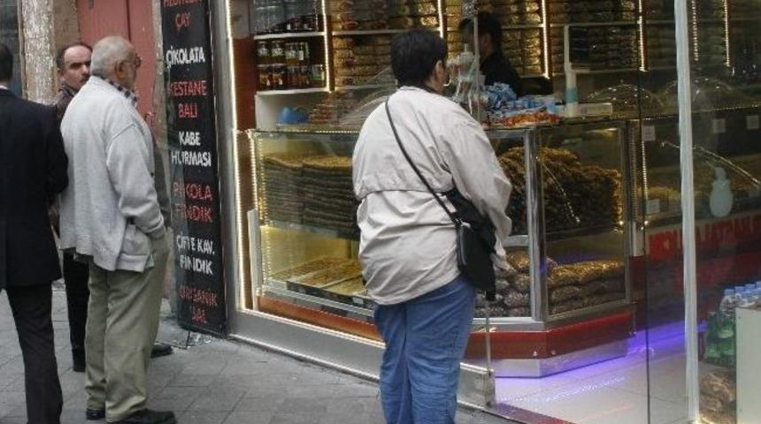 Sabah D&uuml;kkanı A&ccedil;an Esnaf Camları Kırık G&ouml;r&uuml;nce Polise Başvurdu