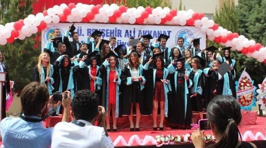 Beyşehir&rsquo;de Y&uuml;ksekokul &Ouml;ğrencilerinin Mezuniyet Heyecanı