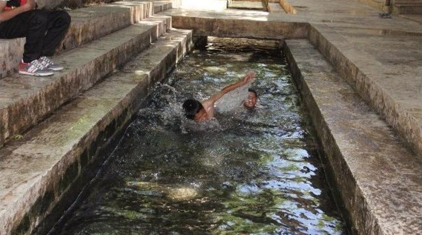 Sıcaktan Bunalan &Ccedil;ocuklar Cami Avlusundaki Kanalda Y&uuml;zerek Serinlediler