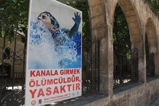 Sıcaktan Bunalan Çocuklar Cami Avlusundaki Kanalda Yüzerek Serinlediler