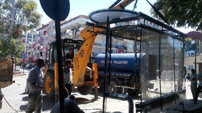 Ak&ccedil;akoca&rsquo;da Belediye Durakları Yenileniyor