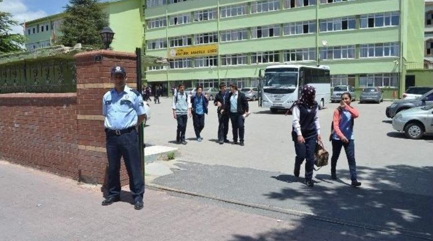 Polis Okul &Ouml;n&uuml;nde Kuş U&ccedil;urtmuyor