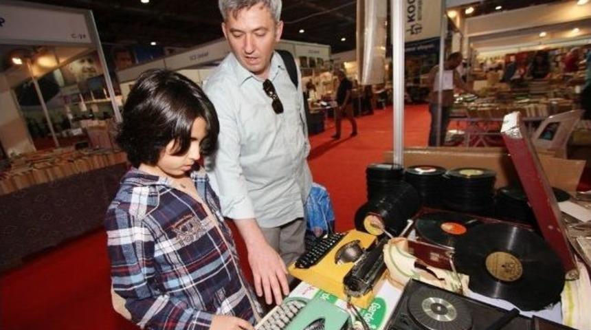 İlk Kez Daktilo G&ouml;ren &Ccedil;ocuk