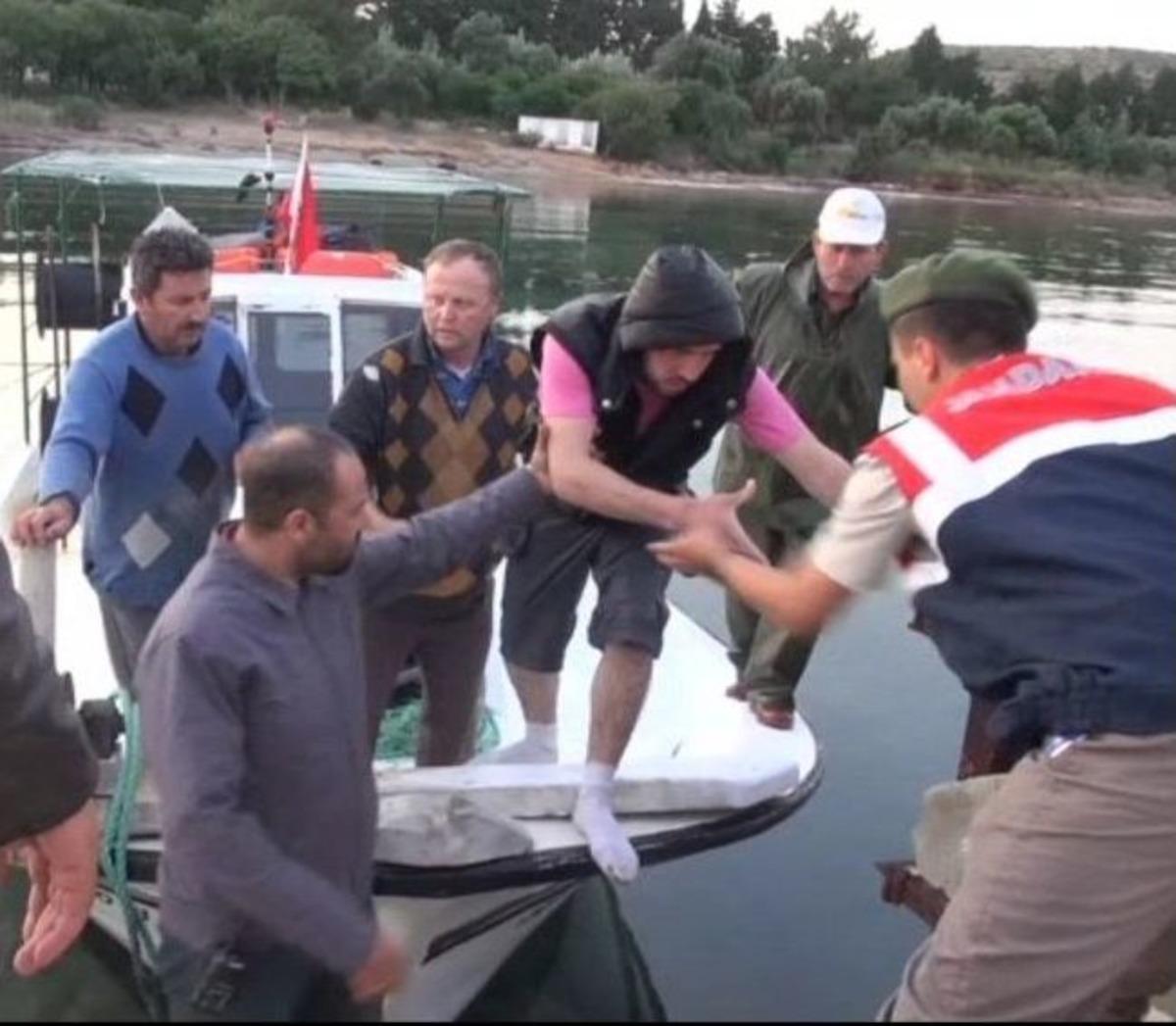 Denizin Ortasında Kalan Suriyelileri Balık&ccedil;ılar Kurtardı