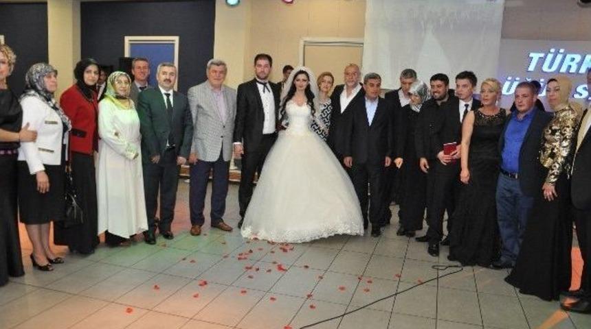 K&ouml;rfez Belediye Başkanı Baran, Gen&ccedil; &Ccedil;iftlerin Mutluluklarına Ortak Oldu