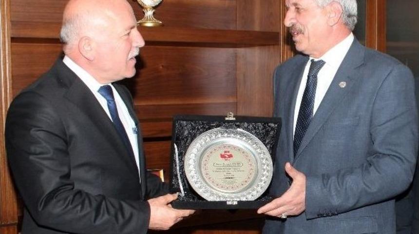 P&uuml;is'ten Başkan Sekmen'e Plaket