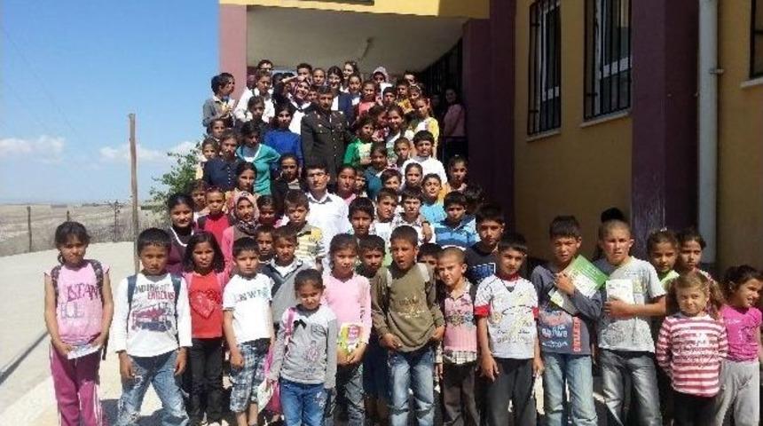 &Uuml;niversite &Ouml;ğrencilerinden K&ouml;y Okullarına Kitap