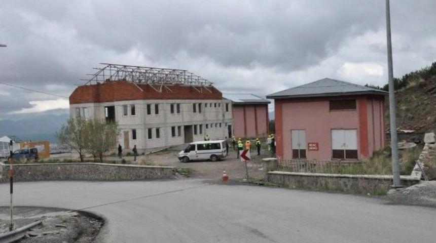 Trafo G&ouml;r&uuml;n&uuml;ml&uuml; Beş Yıldızlı L&uuml;ks Misafirhaneye Yıkım