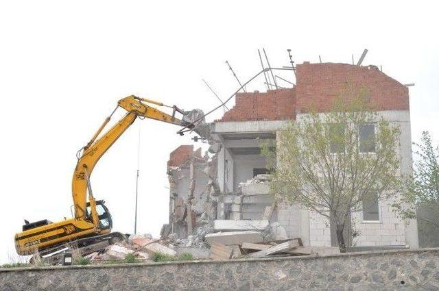 Trafo Görünümlü Beş Yıldızlı Lüks Misafirhaneye Yıkım