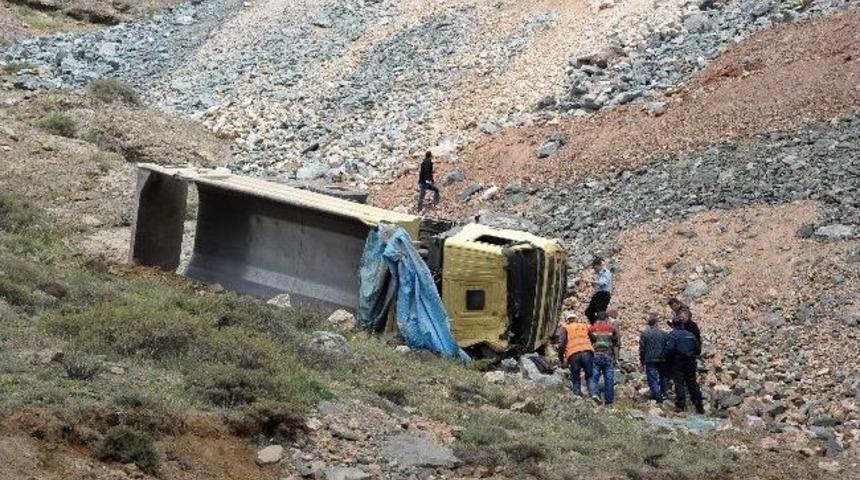 G&uuml;m&uuml;şhane&rsquo;de Hafriyat Y&uuml;kl&uuml; Kamyon Devrildi: 1 Yaralı