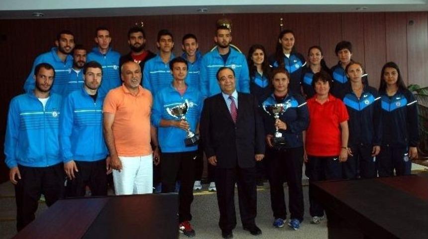 Ad&uuml;&rsquo;de Duble Şampiyonluk Sevinci