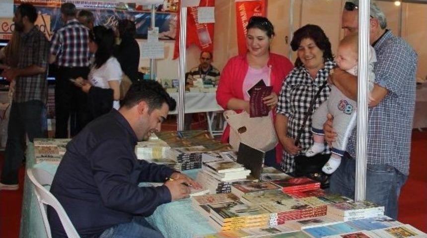 Dedesinin Hayatını Yazdığı Kitap Fuarın En &Ccedil;ok İlgi G&ouml;ren Kitabı Oldu