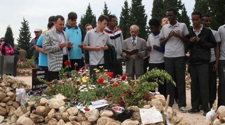 Somalili &Ouml;ğrencilerden Maden Şehitlerine Ziyaret