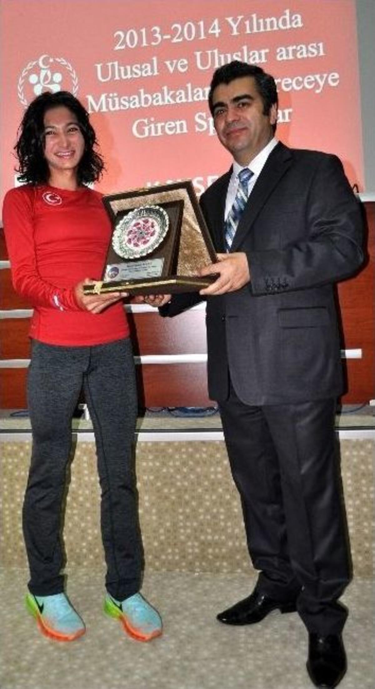 Vali D&uuml;zg&uuml;n, Kayseri'nin Gururu Sporculara Hediye Verdi