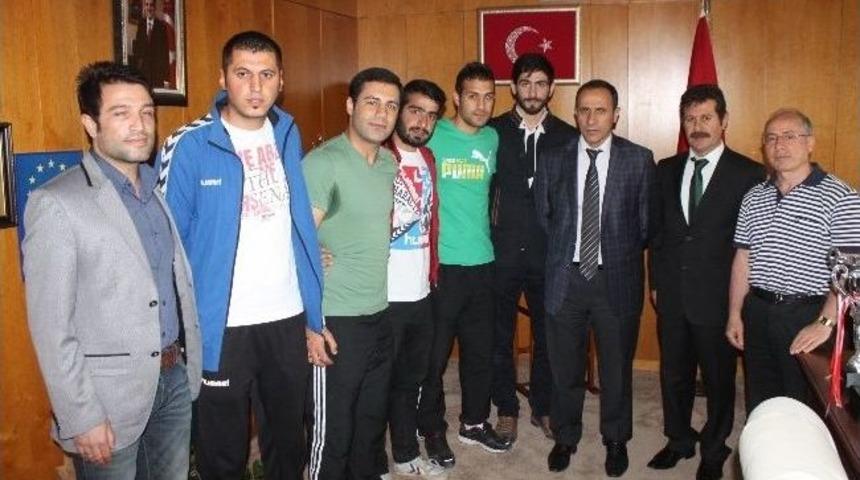 Fırat &Uuml;niversitesi Sporcuları Rekt&ouml;r Demirdağ&rsquo;ı Ziyaret Etti