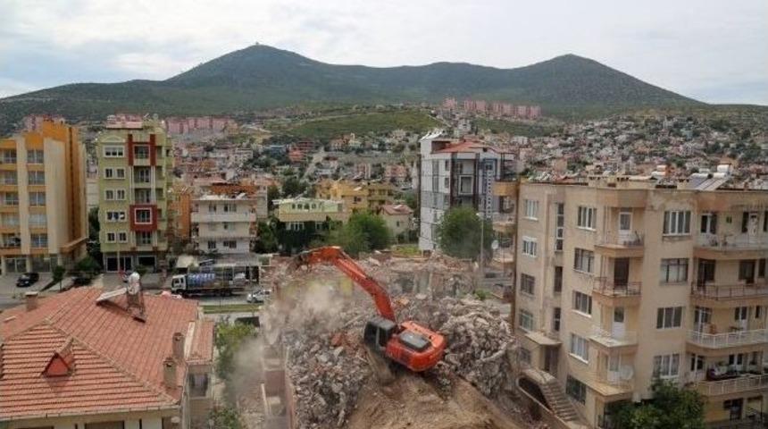 26 Tonluk İş Makinesi Binaya &Ccedil;ıktı