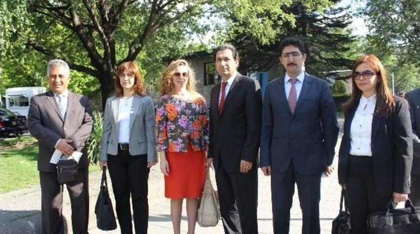 Meclis'e Hukuk&ccedil;u &Ccedil;ıkarması