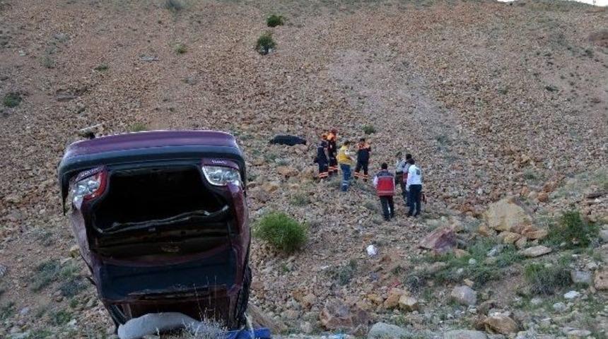 Otomobil U&ccedil;uruma Yuvarlandı: 1 &Ouml;l&uuml;, 1 Yaralı