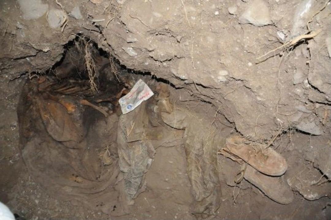 Cizre Mezarlığında Elbiseleri İle Battaniyeye Sarılı Bir Ceset Bulundu