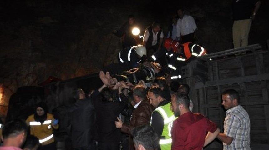 Kamyonda Sıkışan S&uuml;r&uuml;c&uuml;y&uuml; İtfaiye Kurtardı