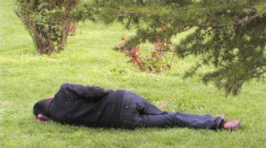 Selimiye Camisinin G&ouml;lgesinde Serinlediler