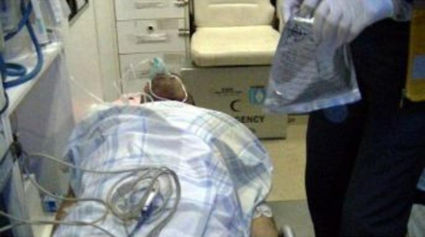 K&ouml;peğe &Ccedil;arpan Otomobil Takla Attı: 5 Yaralı