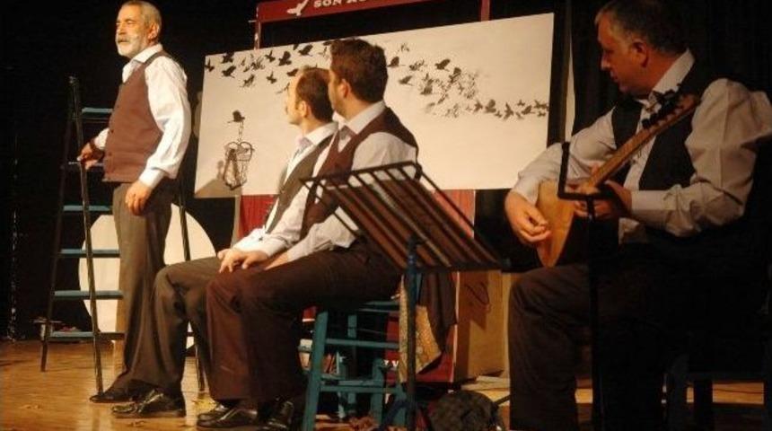 &lsquo;masallar, İnsanlar, Bir De T&uuml;rk&uuml;ler&rsquo; Bu Kez H&uuml;k&uuml;ml&uuml;ler İ&ccedil;in Sahnelendi