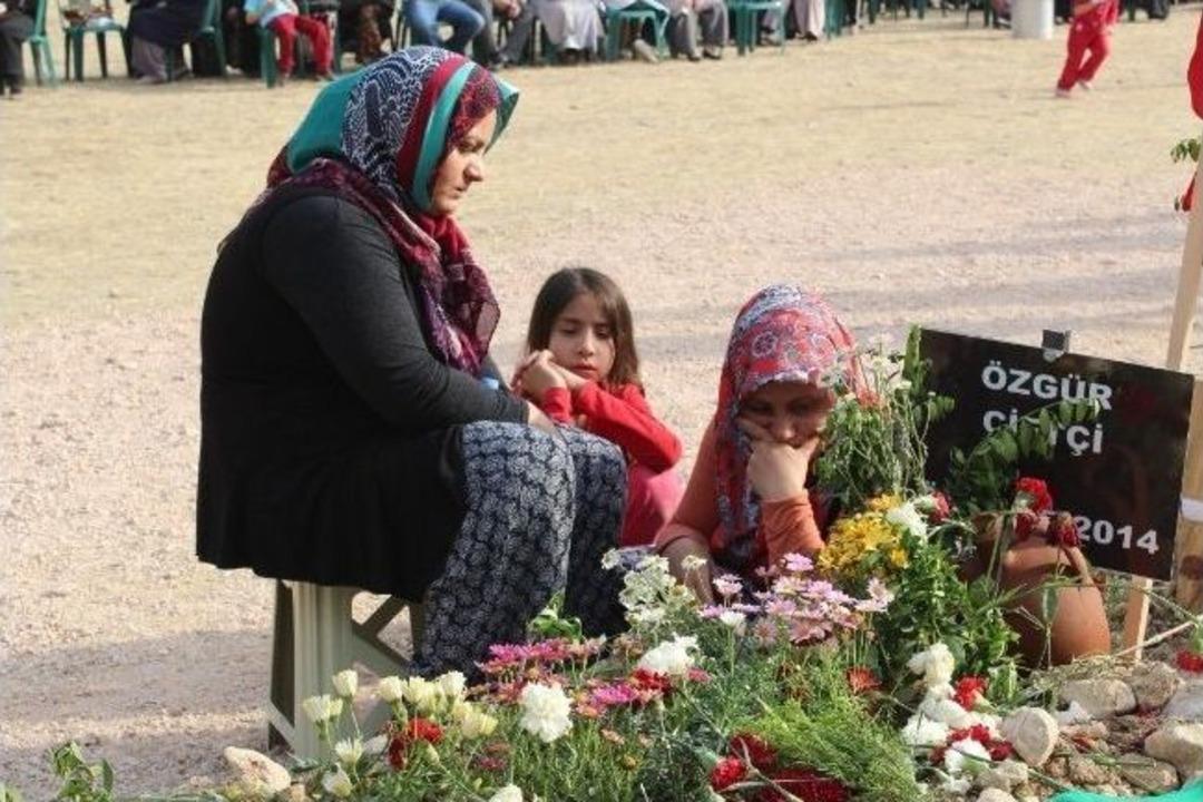 K&uuml;&ccedil;&uuml;k &Ccedil;ocuklar Madende Şehit Olan Babalarına Dua Etti