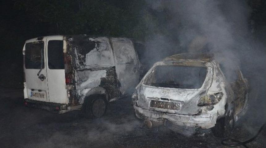 Bağcılar&rsquo;da Park Halindeki Otomobillere Molotoflu Saldırı