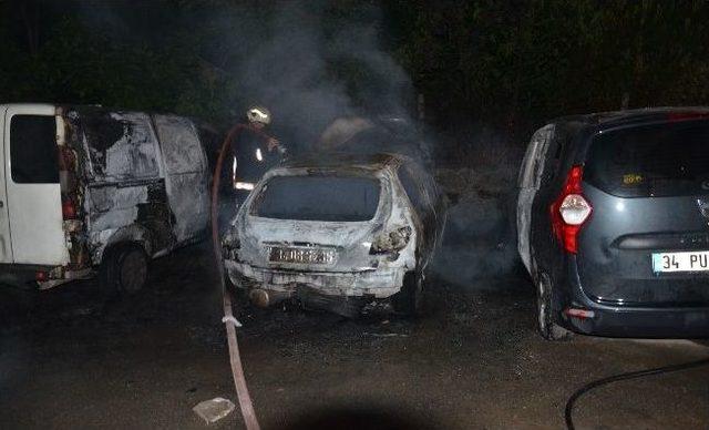 Bağcılar&rsquo;da Park Halindeki Otomobillere Molotoflu Saldırı 2